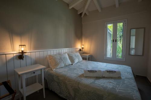 阿拉恰特塞迪利埃夫酒店的一间卧室配有一张带2盒床的卧室