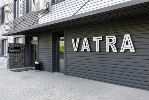 捷尔诺波尔VATRA HOTEL的建筑物一侧有标志的商店
