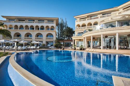 圣蓬萨普瑞斯特博阿德里亚诺酒店 - 仅限成人的大楼前的大型游泳池
