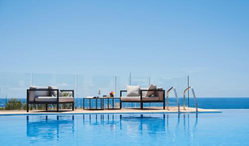 圣蓬萨普瑞斯特博阿德里亚诺酒店 - 仅限成人的游泳池旁的两把椅子