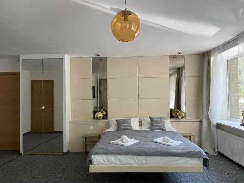 斯伽尔达Hotel "Senleja"的一间卧室配有一张床,上面有两条毛巾