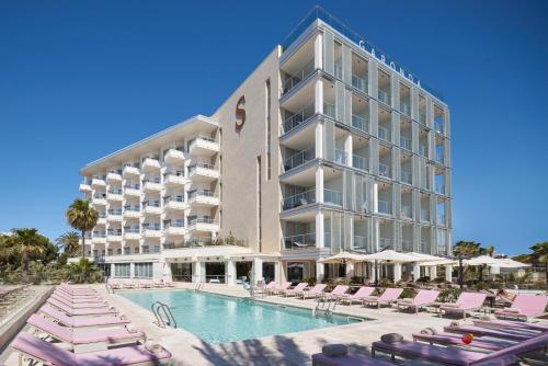 帕尔马海滩加伦达纯盐酒店 - 仅限成人的一座酒店,在一座建筑旁边设有游泳池