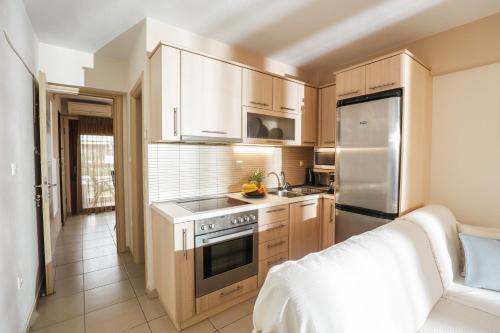 耶拉基尼Delmare Olive beach house II的厨房配有木制橱柜和不锈钢用具