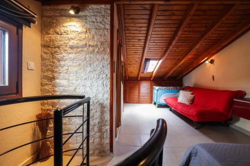 耶拉基尼Delmare Olive beach house II的客厅设有红色沙发和砖墙