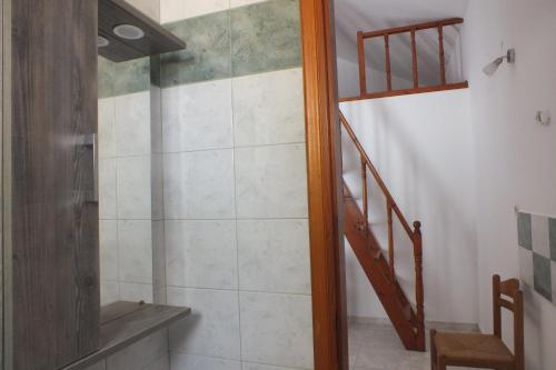 锡米Anastasia Apartments (Chorio)的带淋浴和楼梯的浴室