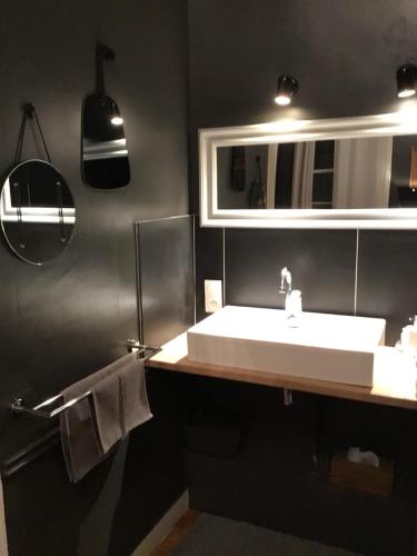 里昂Une nuit au second Chambre d hôtes的浴室设有白色水槽和镜子