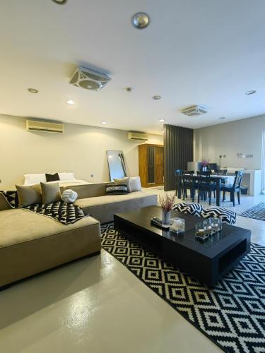 迪拜Villa 29 Suite A - Home Vacation的客厅配有沙发和桌子