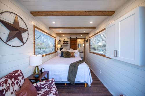 弗雷德里克斯堡New The Lone Star Shipping Container的一间卧室设有一张床和两个窗户。