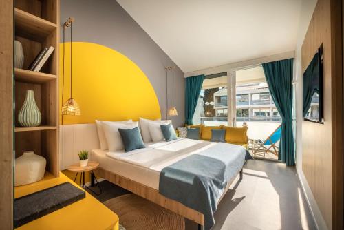 杜布罗夫尼克Club Dubrovnik Sunny Hotel的一间卧室配有一张黄色的大床