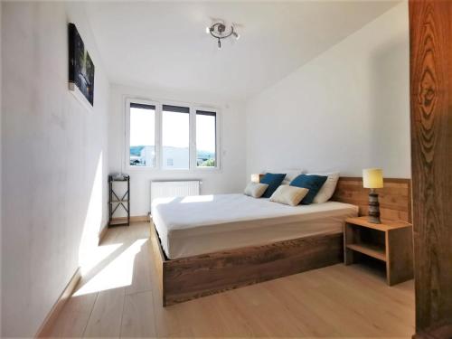 安锡L'ANNÉCIEN - Centre-ville Netflix Wifi Disney+的白色的卧室设有床和窗户
