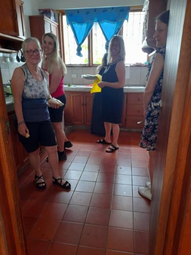 阿约拉港El Paraiso的一群站在厨房中的妇女
