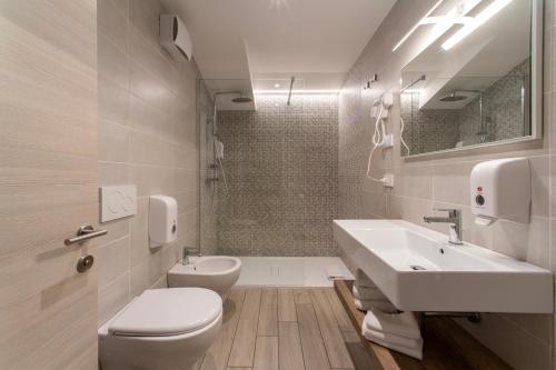 特伦托CityU - Grazioli 27 Trento Centro con parcheggio privato的白色的浴室设有水槽和卫生间。