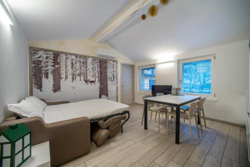 特伦托CityU - Grazioli 27 Trento Centro con parcheggio privato的客房设有一张床、一张桌子和一张桌子。