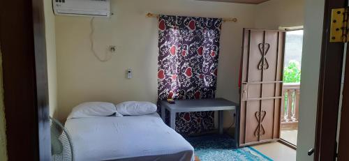 Yogi Home Stay Near Freetown Airport客房内的一张或多张床位