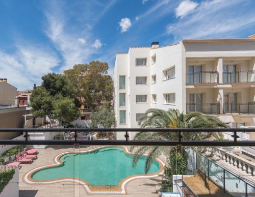 圣安东尼奥·德·卡隆罗萨马尔酒店的从带游泳池的酒店阳台欣赏风景