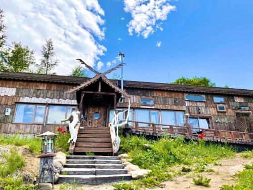 ShimatokkariTezukuri Cottage Mauranarani - Vacation STAY 49824v的前面有风车的教堂