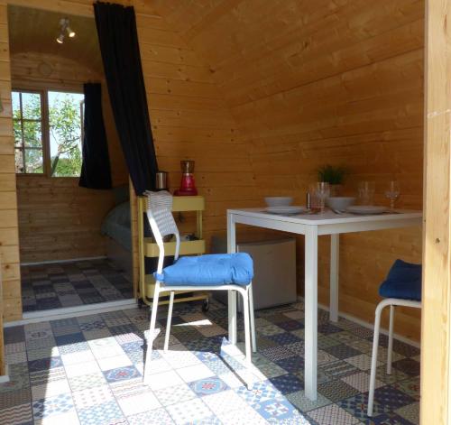 福尔卡赫B2B Campingpods Volkach的小屋内的房间,配有桌椅