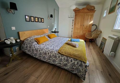 沙托雷纳尔Dolce Vita en Provence的一间卧室配有一张带黄色枕头的床。