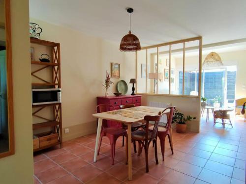 沙托雷纳尔Dolce Vita en Provence的一间厨房,里面配有桌椅