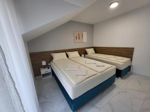 索科矿泉村Vila Pčelica Petra的一间设有两张床的客房,