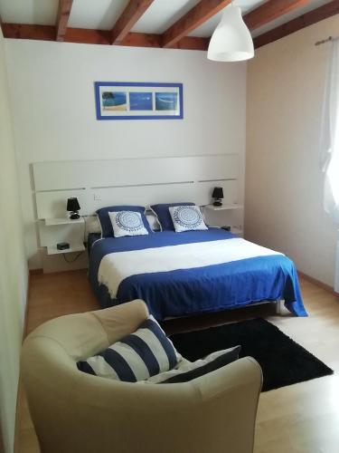 ArsacJanyjack的一间卧室配有蓝色的床和沙发