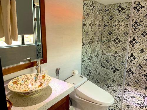 河内Free Airport Service Deals w Singita Classy Boutique Retreat & Travel的一间带卫生间和碗水槽的浴室