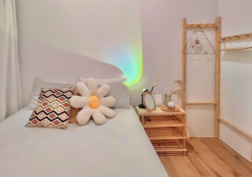 诗巫Hanns Spacious Balcony&SwimPool with FREE Netflix-6pax的一间卧室,床上放着一朵插花