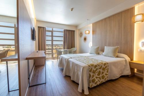 帕格拉Ona Palmira Paradise的酒店客房设有一张大床和一个阳台。