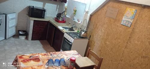San JavierCasanuestra的厨房配有桌子、炉灶和水槽。