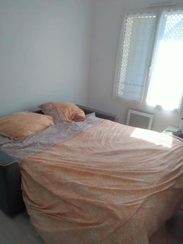 鲁贝勒斯Bulle d oxygène的卧室内的一张床位,配有两个枕头