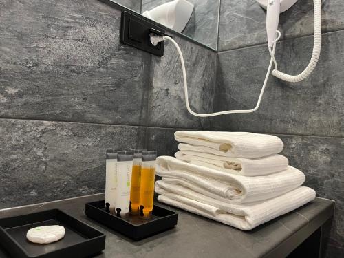 卡托维兹Apartament Manhattan Premium - I-wsza Dzielnica - by Kairos Apartments的浴室的台面上堆着毛巾