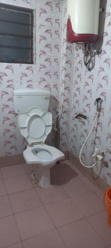 加尔各答Kiran Guest House的浴室配有白色卫生间和淋浴。