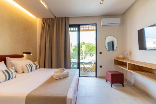 佩基罗德STALèA Luxury Villa的酒店客房,设有床和滑动玻璃门