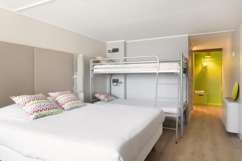多勒钟楼多勒酒店的一间卧室配有两张床和一张双层床。