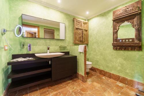 福尔内利斯Villa de lujo en Playa de Fornells的一间带水槽、镜子和卫生间的浴室