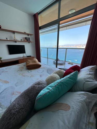 贝尼多姆Apartamento Paraiso Lido的一间卧室设有一张床,享有海景