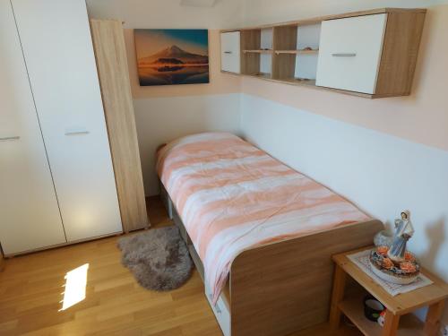 圣菲利普雅科夫Villa M & D的一间小卧室,配有一张床和一张桌子