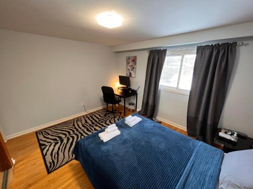 多伦多Spacious private room near Finch station的一间卧室配有蓝色的床和斑马地毯