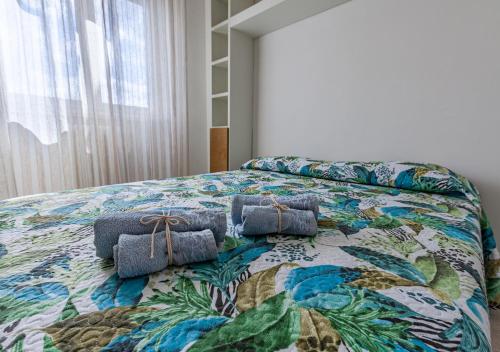 利沃诺Luxury House near train station的一间卧室配有一张带五颜六色棉被的床