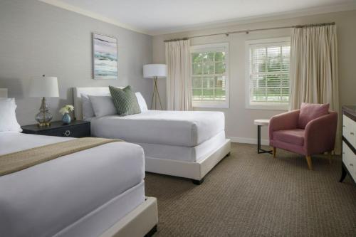 布卡拉顿Bungalows at The Boca Raton的酒店客房,配有两张床和椅子