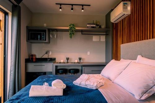 乌鲁比西Cabanas Sunset View的一间卧室配有一张床,上面有两条毛巾