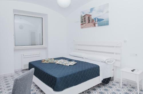 拉维罗A Gradillo holiday rooms的白色的客房设有床和窗户。