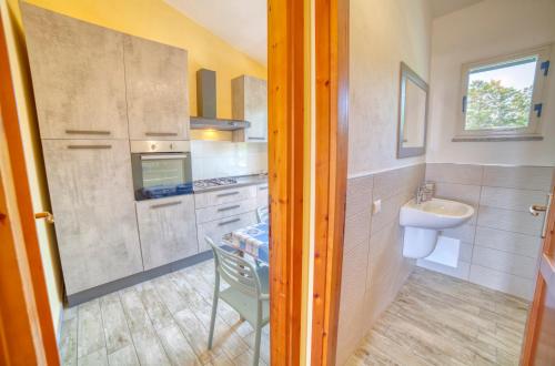斯廷蒂诺Casa Vacanza Sole & Luna的小厨房配有水槽、卫生间和水槽。