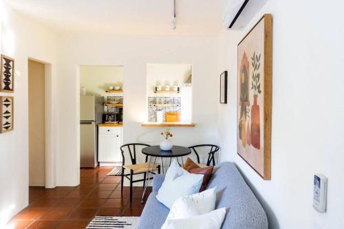 MontecitoCasa Blanca Suite A1 - New, Private, Cozy!的客厅配有蓝色的沙发和桌子