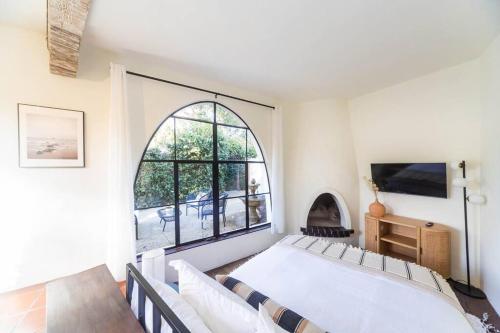 MontecitoCasa Blanca Suite A1 - New, Private, Cozy!的一间卧室设有一张床和一个大窗户