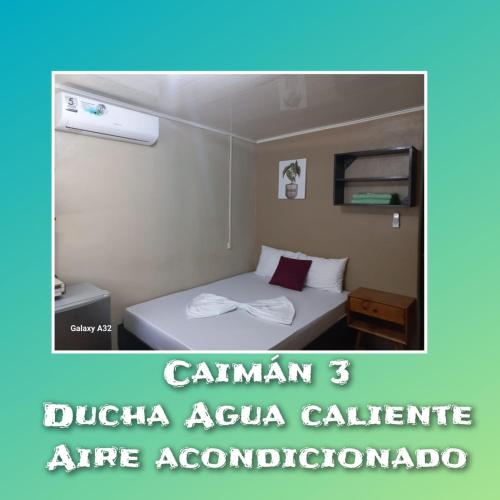 托尔图格罗Apartamentos Caimán 3的一间位于酒店客房内的带床铺的客房