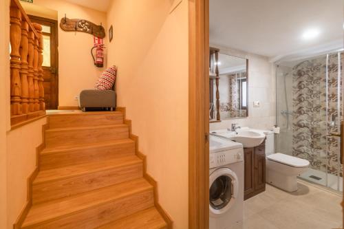 里瓦德塞利亚Belmonte, apartamento en Ribadesella的一间带楼梯、水槽和洗衣机的浴室