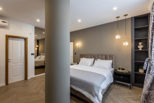 斯普利特Luxury rooms Bolero的卧室配有白色大床和白色枕头