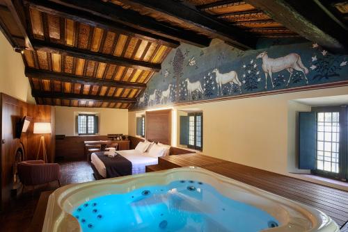 格拉达拉La Loggia Historic Resort的酒店客房,在房间内配有按摩浴缸