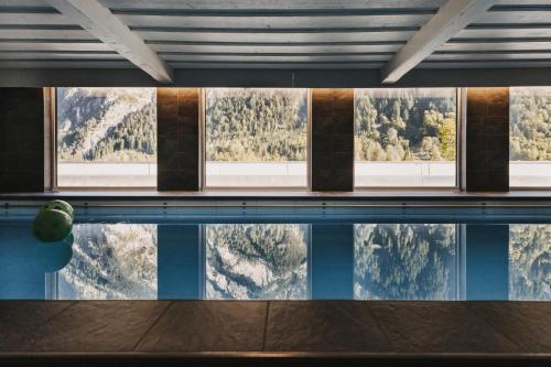 布兰德乐甘特家庭酒店的山景游泳池